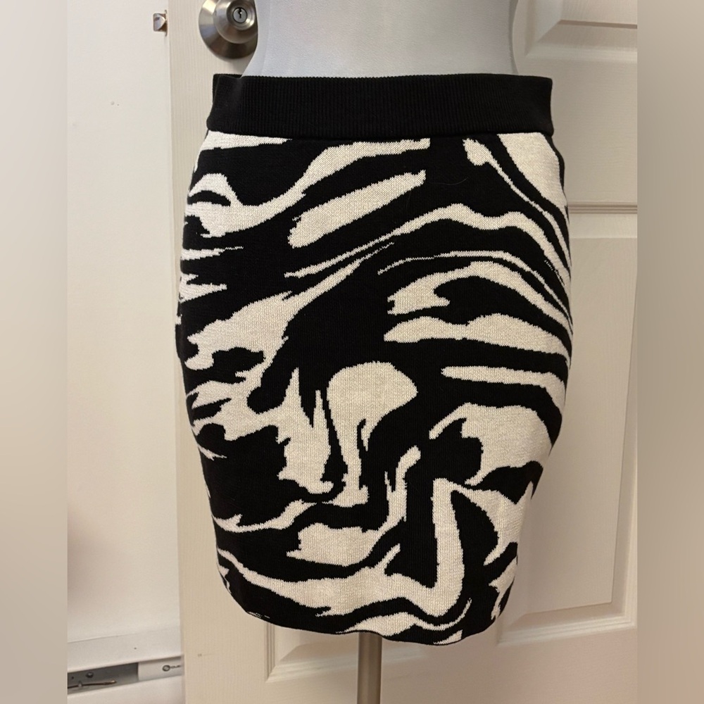 New H&M Knit Black and White Zebra Print Skirt